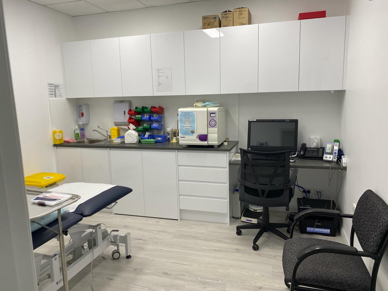 Sterilisation and procedure room with autoclave
